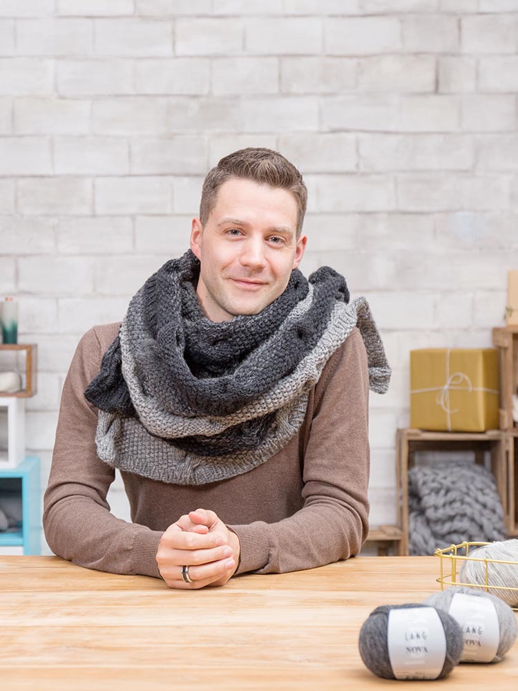 SCHAL MIT FARBVERLAUF UND ZOPFMUSTER v